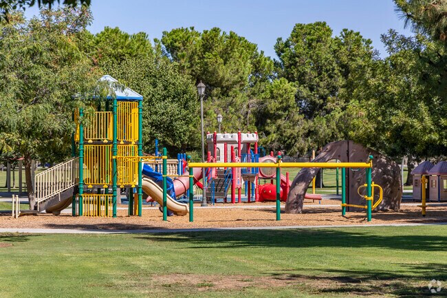 The Emerald Cove Park has several play structures near Calloway Country.