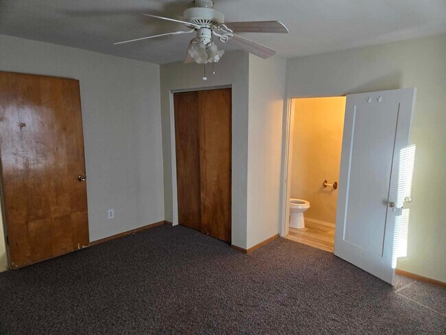 509 E Clay St unit 2, Collinsville, IL 62234 - photo 4