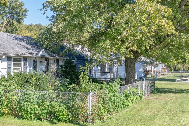 More homes ensconced in arboreal foliage can be found in Grant Park than a nearby neighborhood.
