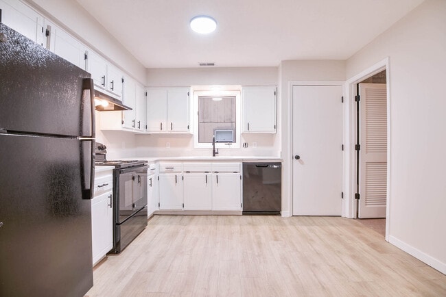 4934 Robin Dr, Omaha, NE 68157 - photo 6