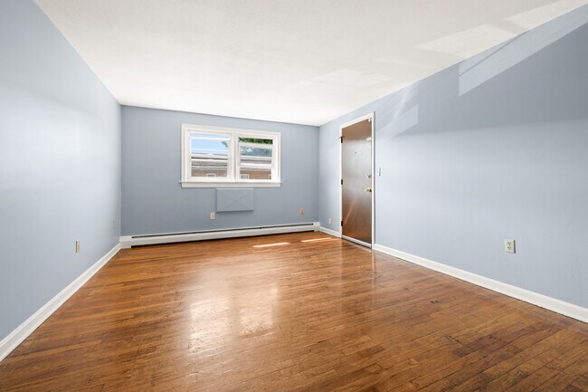 35 Deerfield Ct unit 30c, East Hartford, CT 06108 - photo 2