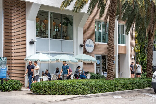 People enjoying a meal at Pura Vida in Media and Entertainment District.