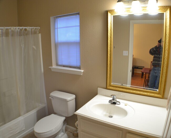 1404 W April Villa unit D, Montgomery, TX 77356 - photo 7