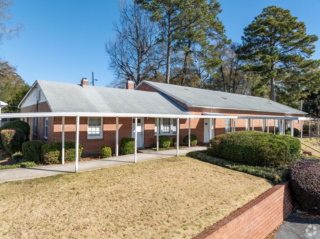 Pinehurst Christian School has 140 students with a student-teacher ratio of 9 to 1.