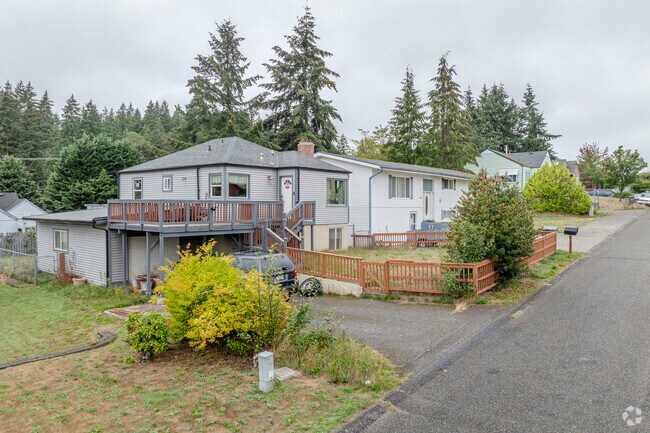A row of raised ranch style and split level homes line Humphrey Ave W in Pixie Park WA.