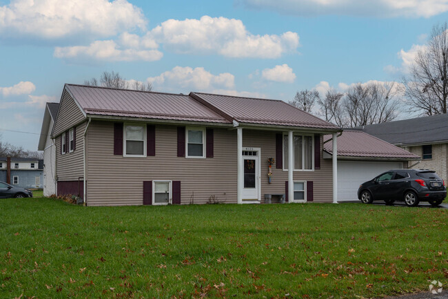 A split-level home located in the Leavittsburgh.