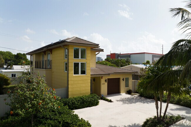 Large single-family homes are available in Highland Garden.
