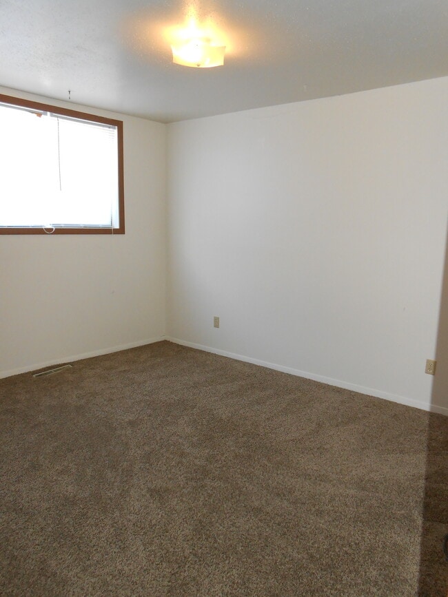 1007 13th Ave W unit 4, Williston, ND 58801 - photo 3