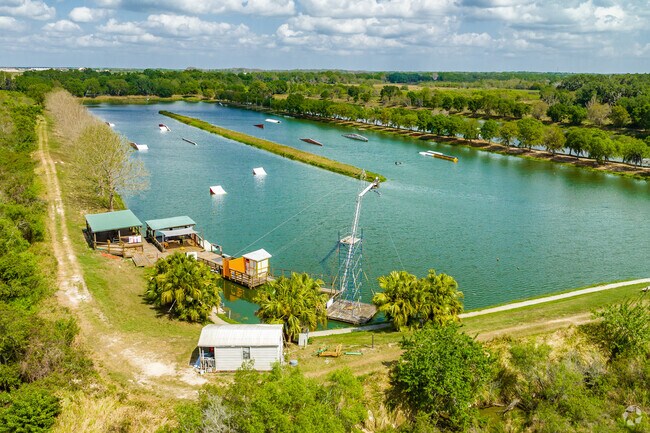 Ravens Cove Cable Park has waterski ramps near Thononosassa.