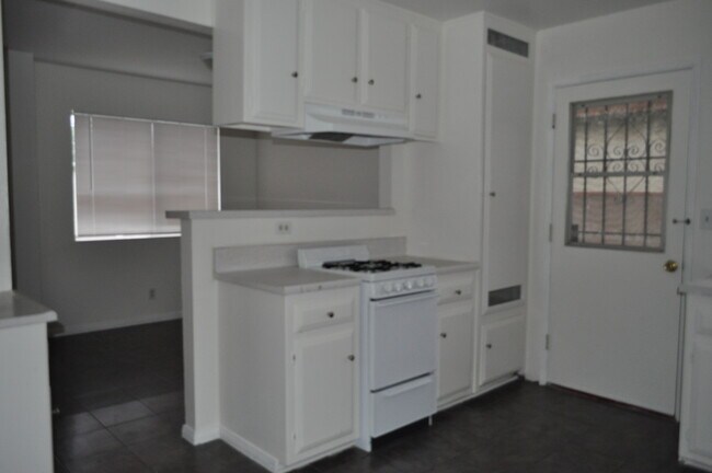 4059 W 137th St unit C, Hawthorne, CA 90250 - photo 2