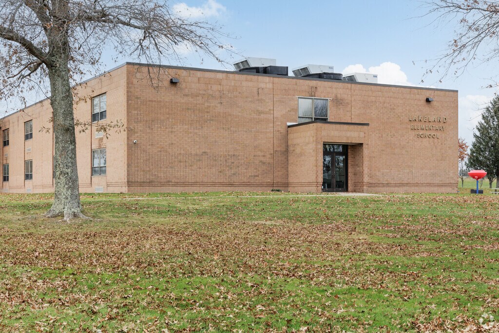 39% of students achieve proficiency in math at Lakeland Elementary School in Scott, PA.