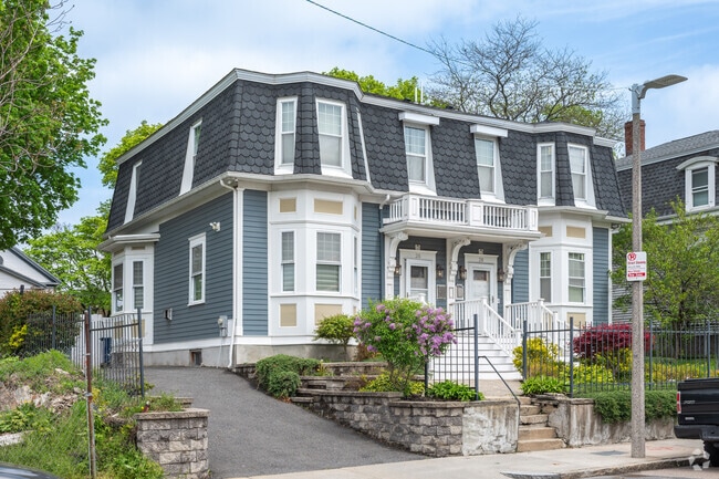 Home prices in the Sav-Mor neighborhood typically range from $420,000 to $1.6 million.