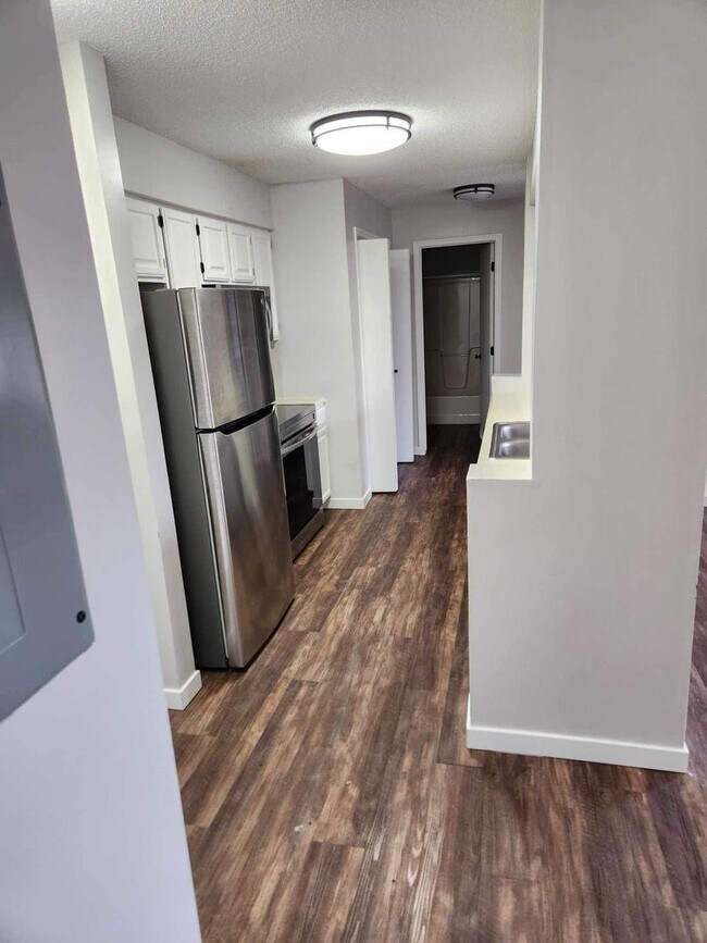 Village Green Apartments- 4532 Douglas, Des Moines, IA 50310 - photo 7