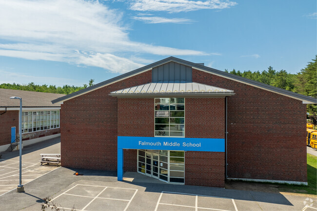 The student population of Falmouth Middle School is 487 and the school serves 6-8.