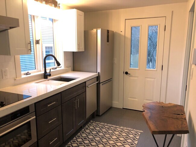 1061 Maplewood Ave unit 4 avail Nov 1, Portsmouth, NH 03801 - photo 7