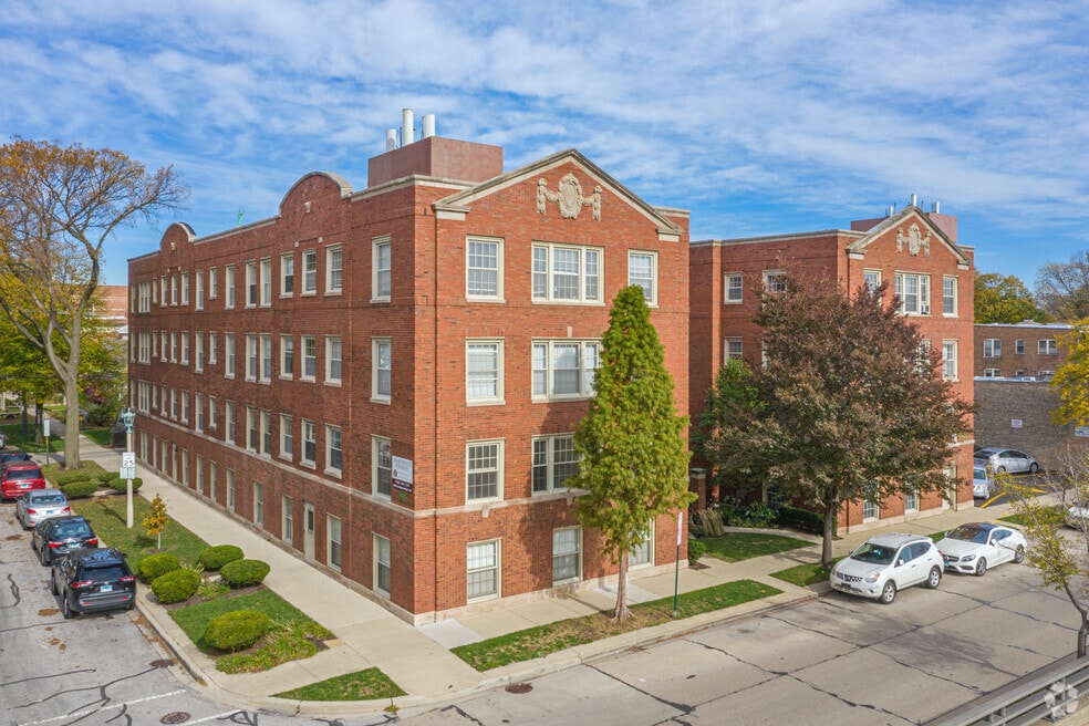 Clarence & Harrison Apartments, Oak Park, IL 60304 - photo 1