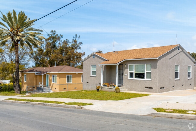Encanto ranch homes enjoy a palm tree's shade.