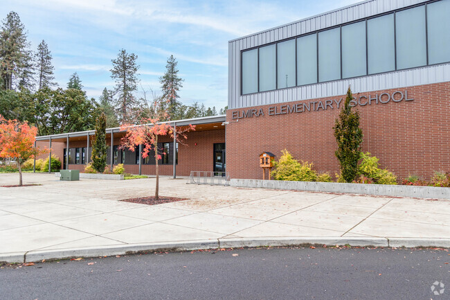 Elmira Elementary School rates 5 out of 10 on national test scores.