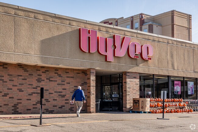 HyVee grocery store offers everything you need in one place in The Prairie.