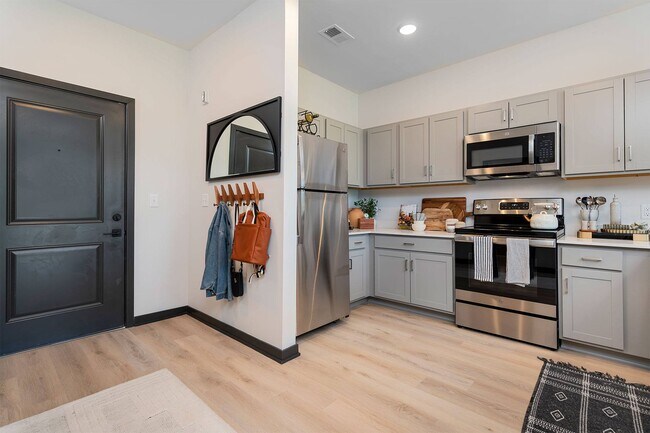 1BR, 1BA - 741SF - Entry and Kitchen