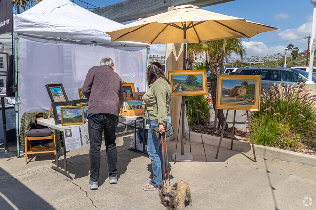 Niguel Coast residents enjoy meeting the artists at the Dana Point Spring Art Walk.