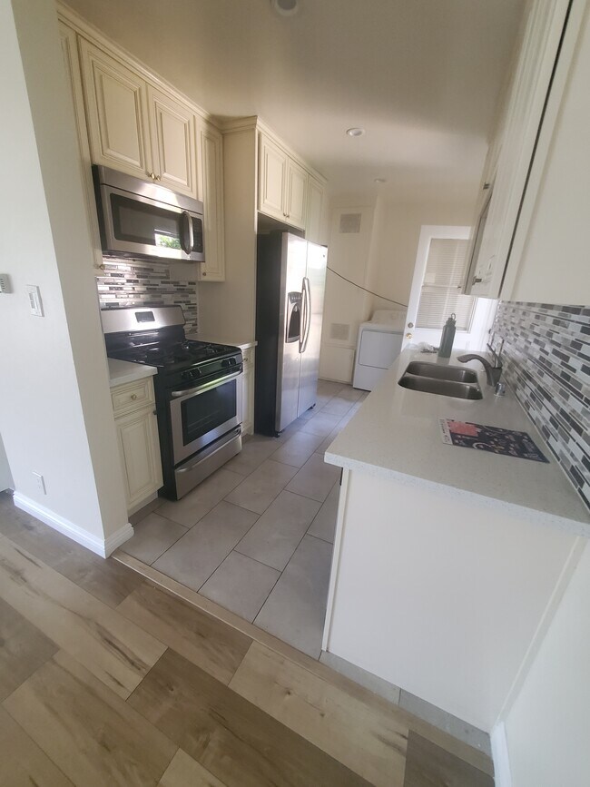 13527 Burbank Blvd, Van Nuys, CA 91401 - photo 5