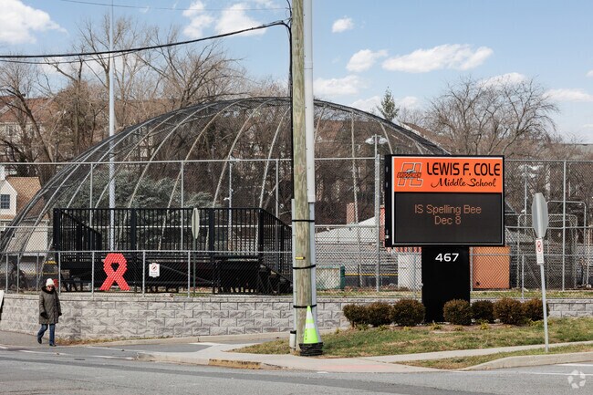 At Lewis F Cole Middle School in Fort Lee NJ e NJ 64% of students are proficient in reading.