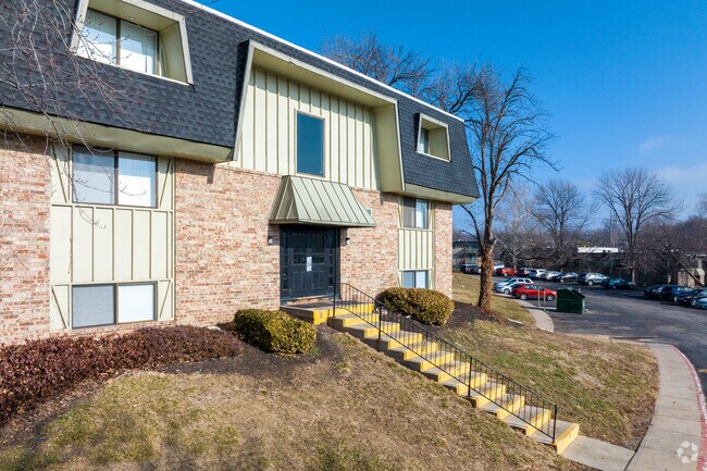 The Knollwood Apartments allow for a variety of lifestyles in Davidson.