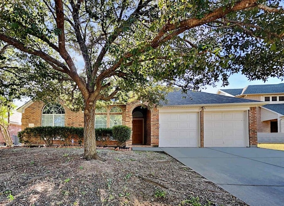 2920 Crystal Way, Grand Prairie, TX 75052 - photo 1