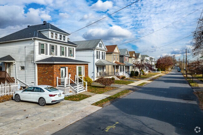 A row of bi-level shotgun style homes bookended by Colonial style homes in Wyoming, PA.