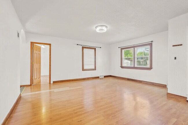 1520 W 9th St, Waterloo, IA 50702 - photo 7