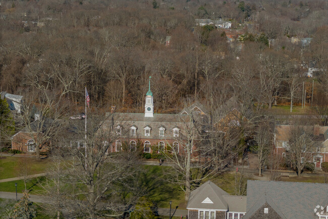 With an average class size of 10 and a 6:1 student-teacher ratio, St. Andrews School excels.