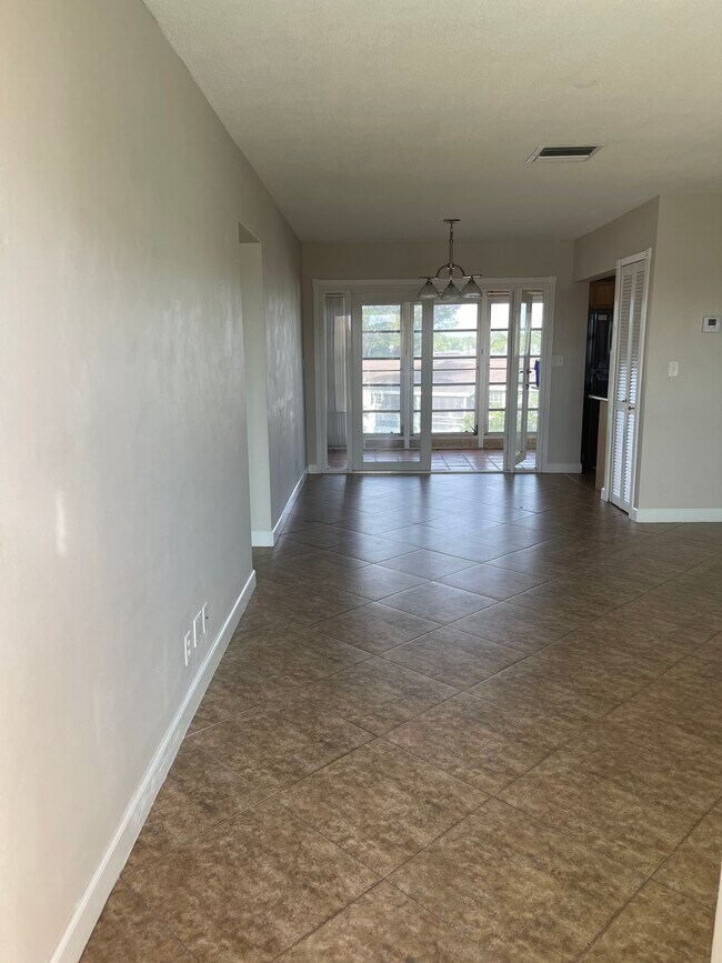 Crystal Lake 941 unit 312, Pompano Beach, FL 33064 - photo 4