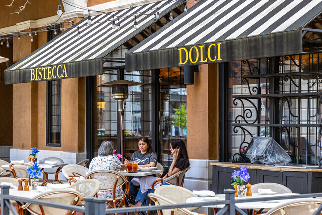 Enjoy lunch on the patio at many restaurants in Zona Rosa.