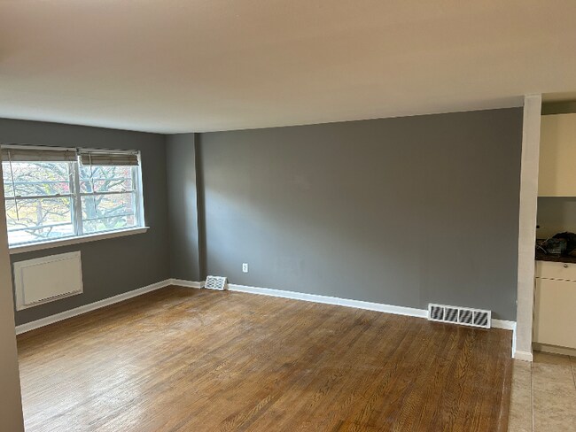 5472 Vicaris St unit 1st fl, Philadelphia, PA 19128 - photo 3
