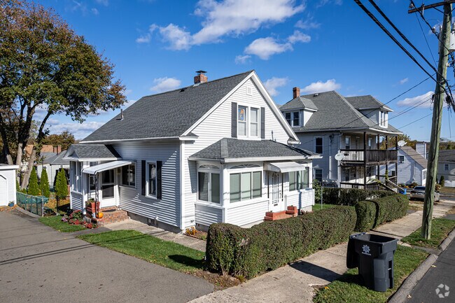 Single-family homes stand alongside multi-family homes in Bristol’s West End.