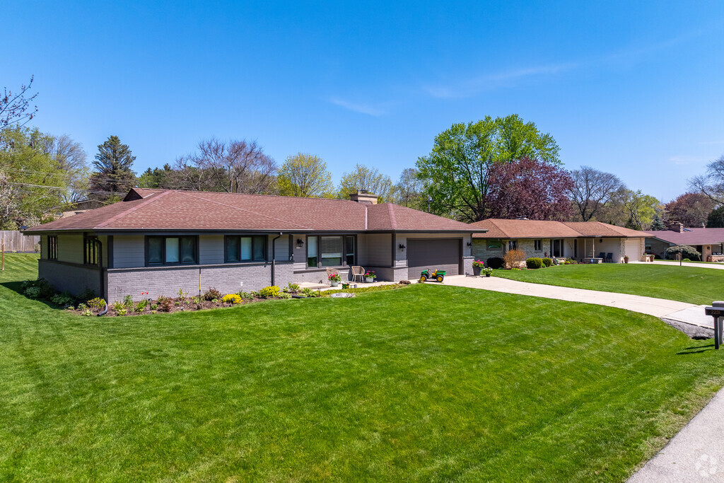 Glen Hills has many ranch homes with large yards.