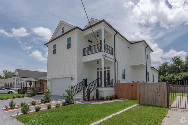 Homes of all sizes are located in Arabi.
