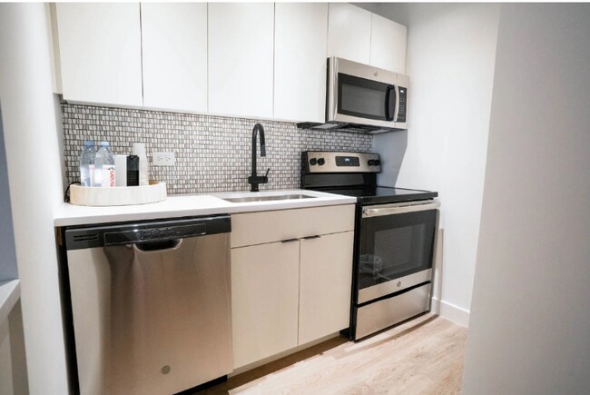 19 E Chestnut St, Chicago, IL 60611 - photo 4