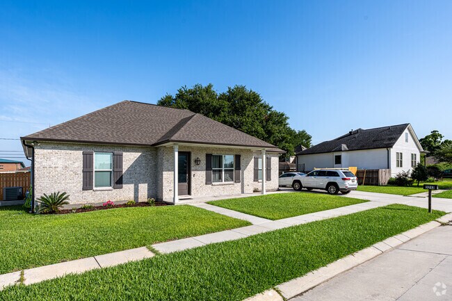 You can find homes in Chalmette made from a variety of material.