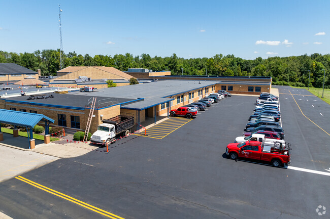 he student population of Castle North Middle School is 819 and the school serves 6-8.