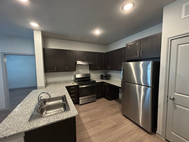 950 Fm2001 unit b3, Buda, TX 78610 - photo 2