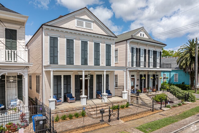 Townhouse style homes are common Uptown.