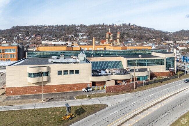 Steubenville High School has 699 students in grades 9-12.