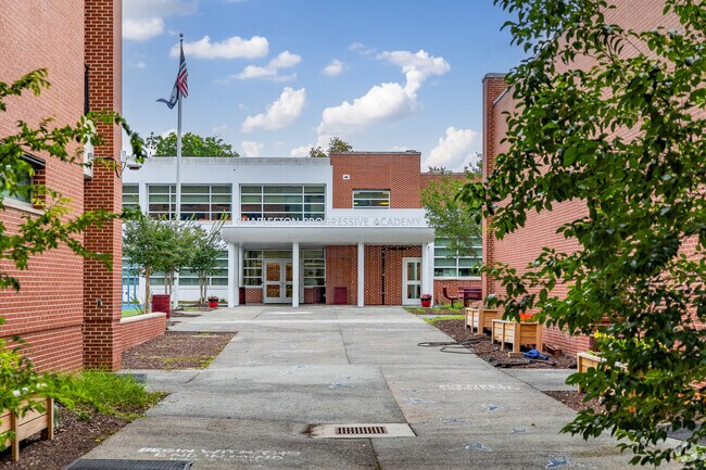 Charleston Progressive has an outdoor courtyard area for students to enjoy.