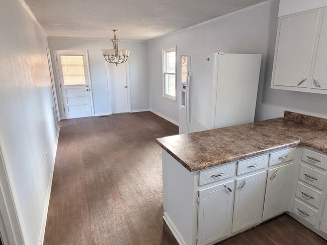 2201 Windcrest Dr, Florence, AL 35630 - photo 4