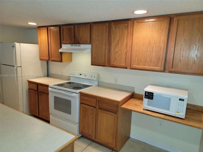 9907 Westwood Dr unit 152, Tamarac, FL 33321 - photo 2