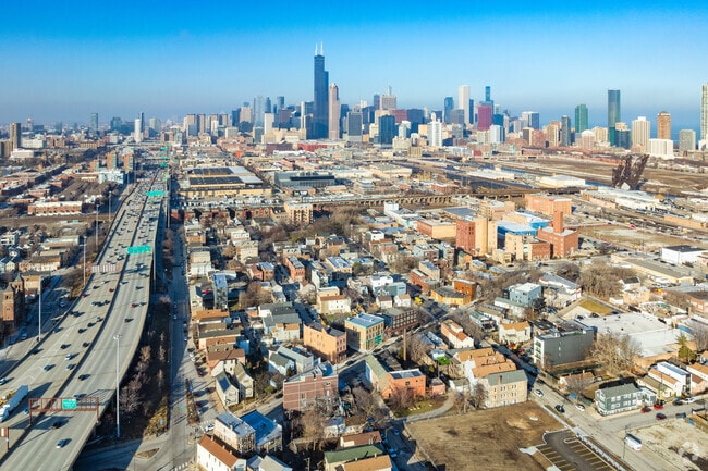 East Pilsen is in close proximity to Chicago proper, Interstate 90 and the South Loop.