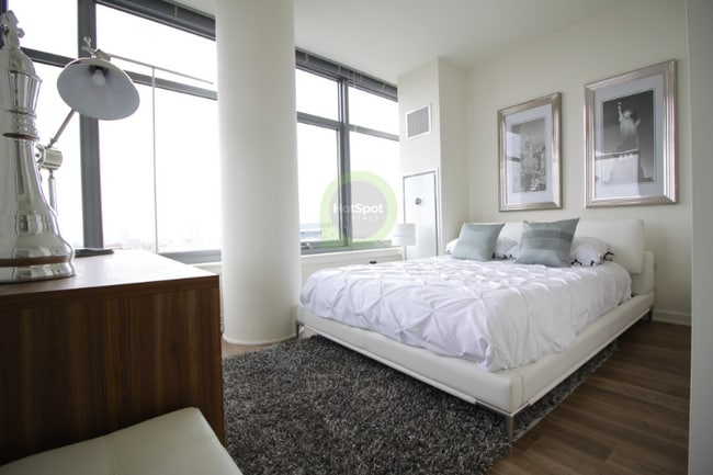 355 W Chestnut St, Chicago, IL 60610 - photo 2