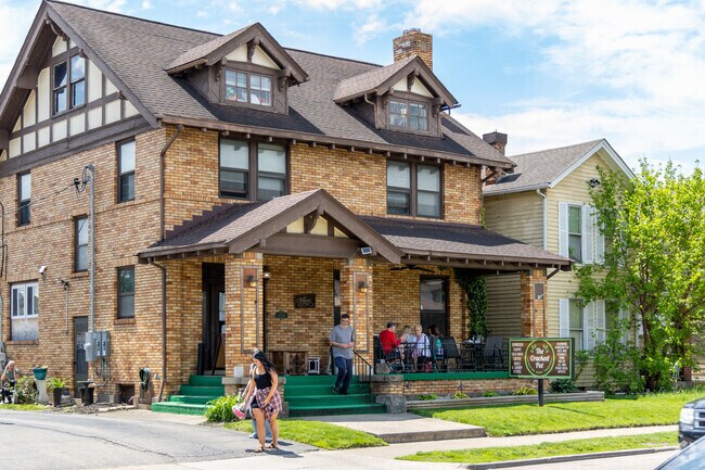 Highlands residents head to The Cracked Pot for brunch.